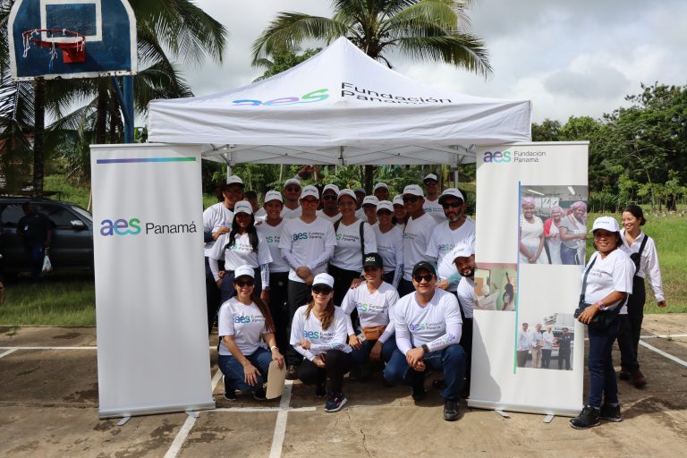 Voluntarios de Fundación AES Panamá y MiAmbiente reforestan comunidad en Gatuncillo, Colón