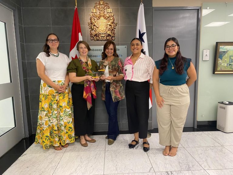 Visitamos la Embajada de Canadá en Panamá con el «Manual de Mecanismos de Protección de Derechos Humanos»