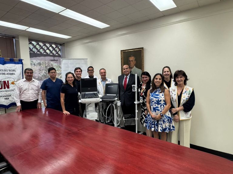 Fundacáncer fortalece la atención médica con la donación de equipos de ultrasonido al Instituto Oncológico Nacional