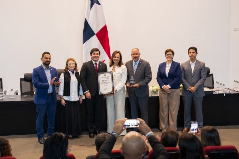 CAPADESO participa en entrega del Proyecto de Ley 617 y recibe reconocimiento por su aporte al fortalecimiento educativo